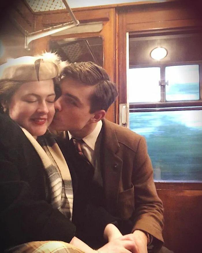 Esta joven pareja prometida vive como en 1930: utilizan vestimenta, herramientas y hasta un coche de la época (30 fotos)