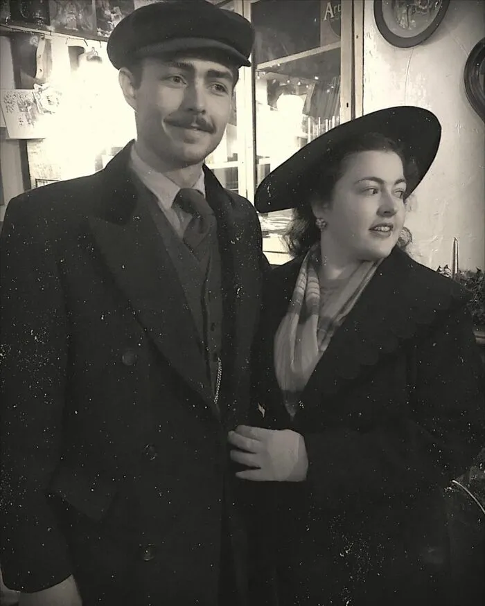 Esta joven pareja prometida vive como en 1930: utilizan vestimenta, herramientas y hasta un coche de la época (30 fotos)