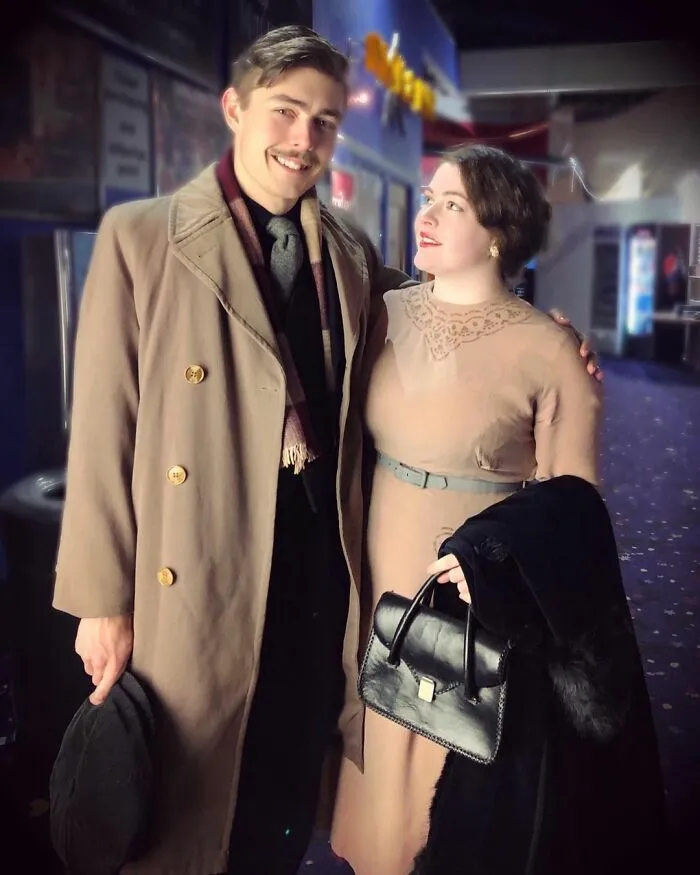 Esta joven pareja prometida vive como en 1930: utilizan vestimenta, herramientas y hasta un coche de la época (30 fotos)