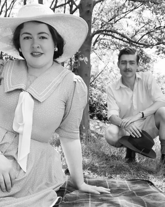 Esta joven pareja prometida vive como en 1930: utilizan vestimenta, herramientas y hasta un coche de la época (30 fotos)
