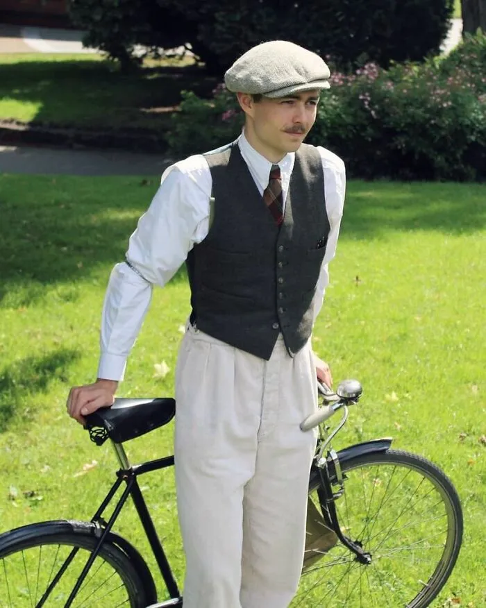 Esta joven pareja prometida vive como en 1930: utilizan vestimenta, herramientas y hasta un coche de la época (30 fotos)