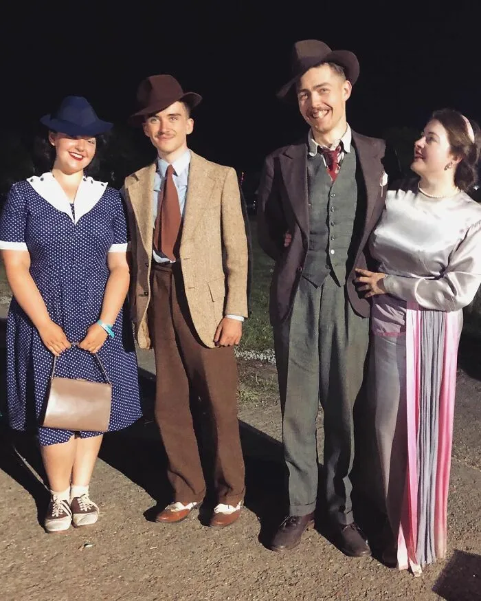 Esta joven pareja prometida vive como en 1930: utilizan vestimenta, herramientas y hasta un coche de la época (30 fotos)