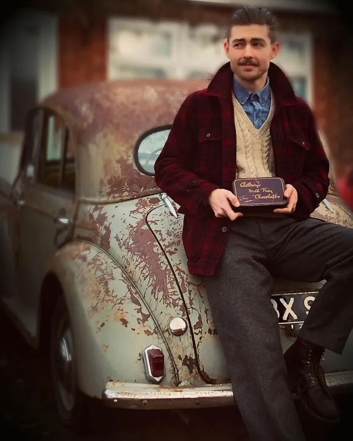 Esta joven pareja prometida vive como en 1930: utilizan vestimenta, herramientas y hasta un coche de la época (30 fotos)