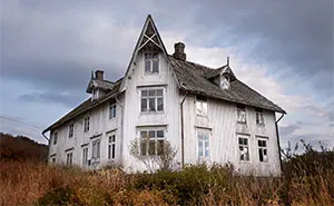 I Photographed This Eerie Abandoned Mansion In Norway