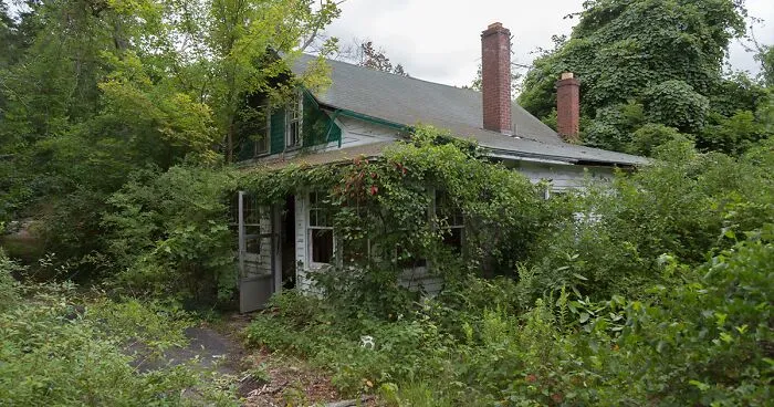 I Photographed The Abandoned Home Of A WWII Veteran And It's Like A Time Capsule
