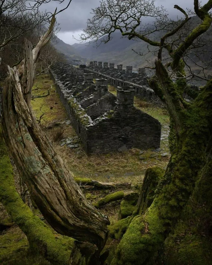 Hermosas cabañas de mineros abandonadas en una cantera de pizarra en desuso en Snowdonia, Gales del Norte