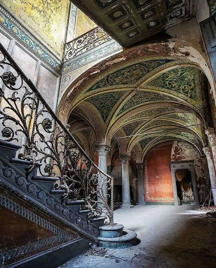I Don't Understand Why People Abandoned Beautiful Properties Like This