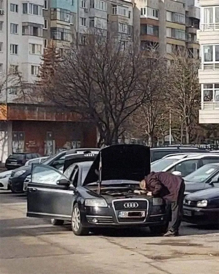 Esto es lo normal en mi barrio. Necesitas un AK para apuntalar tu capó