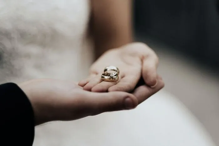 Preguntan a personas que se casaron sin una gran boda si harían algo diferente, y dan 20 respuestas sinceras