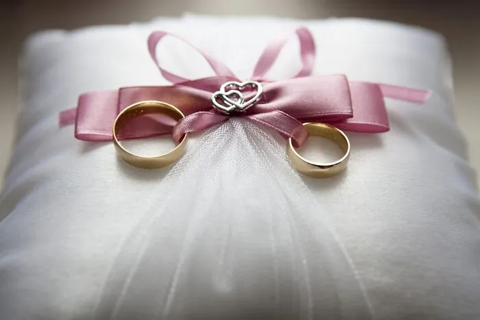 Preguntan a personas que se casaron sin una gran boda si harían algo diferente, y dan 20 respuestas sinceras
