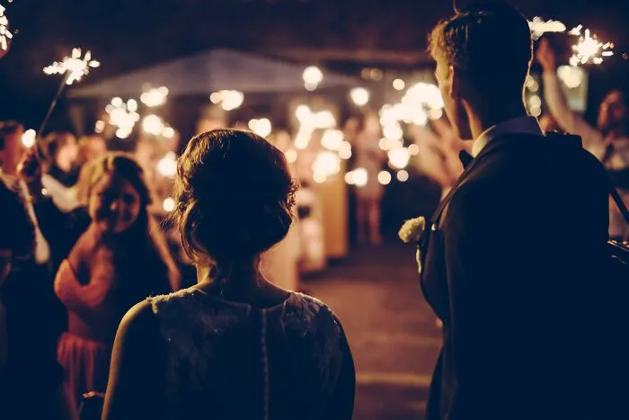Preguntan a personas que se casaron sin una gran boda si harían algo diferente, y dan 20 respuestas sinceras