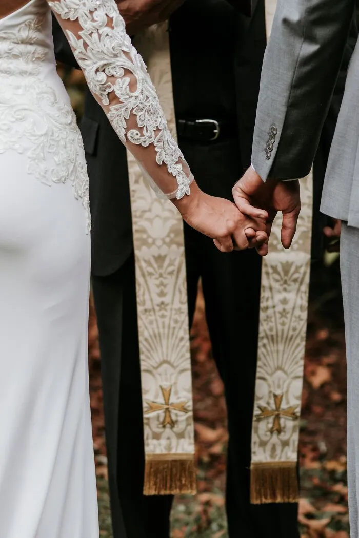 Preguntan a personas que se casaron sin una gran boda si harían algo diferente, y dan 20 respuestas sinceras