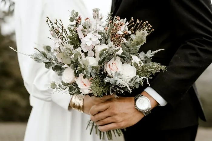 Preguntan a personas que se casaron sin una gran boda si harían algo diferente, y dan 20 respuestas sinceras