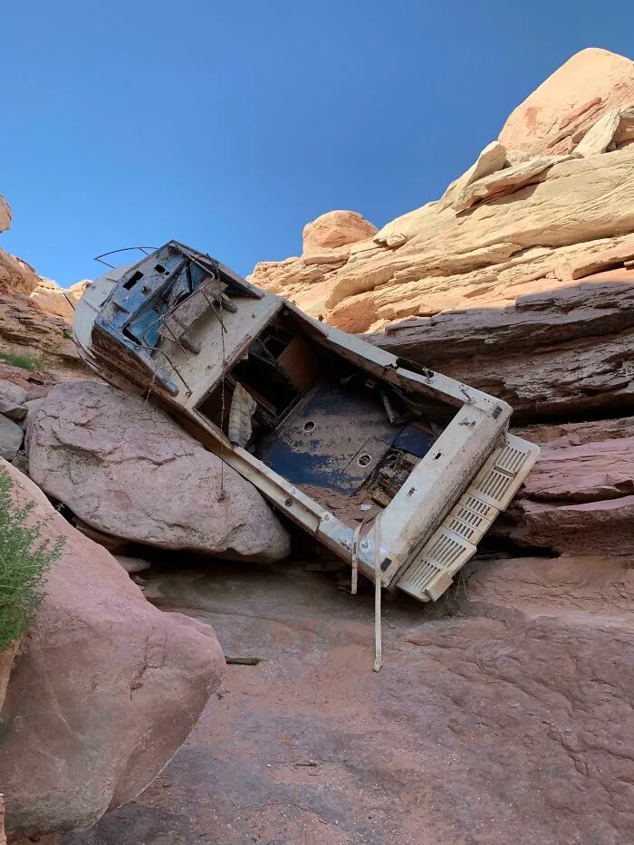 Los niveles de agua en el lago Powell son tan bajos que puedes encontrar viejos restos fuera del agua
