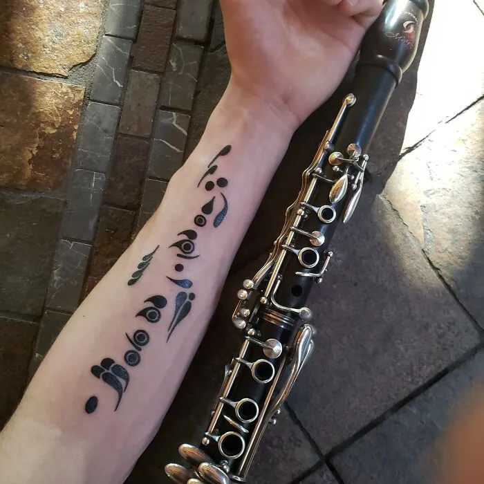 ¡Primer tatuaje! Clarinete diseñado por mi padre y realizado por Pascal Guimond en Sinister Skin en Port Moody BC