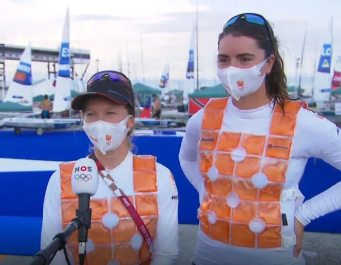 ¿para Qué Sirven Estos Chalecos Con Bolsas De Líquido Que Llevan Las Regatistas Olímpicas? Llevado Por Las Regatistas Holandeses Bekkering Y Duetz Durante Una Entrevista Posterior A La Regata