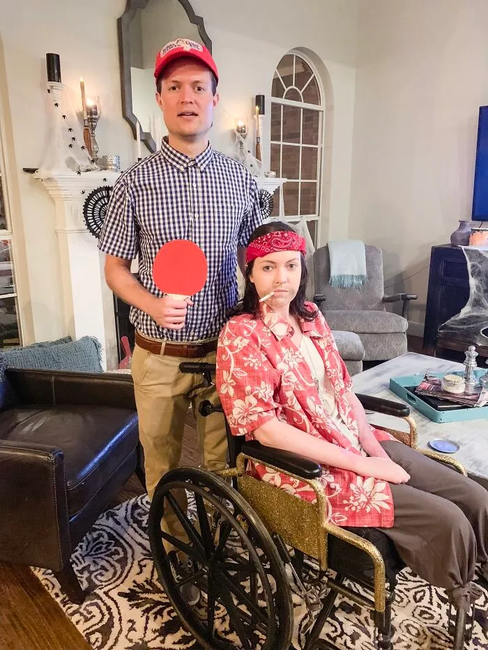 Este es mi primer Halloween como amputada doble por debajo de las rodillas, y mi esposo y yo nos disfrazamos de Forrest Gump y el Teniente Dan