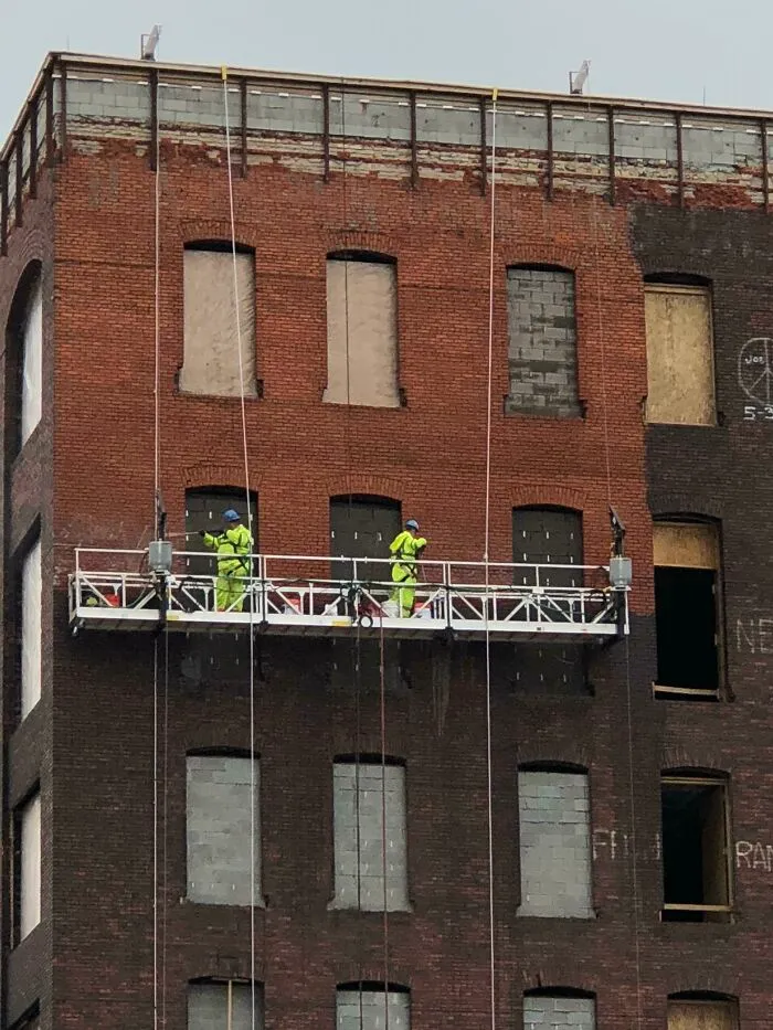 Mi empresa está renovando un viejo edificio. Han decidido lavarlo a fondo hoy
