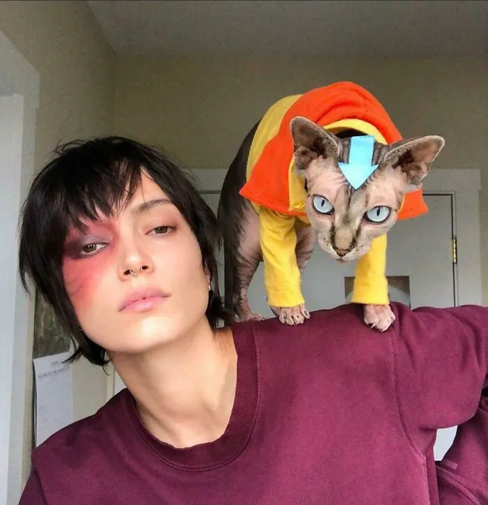 Nuestro disfraz de Halloween de este año. Yo como Zuko, mi gato Cashew como Aang