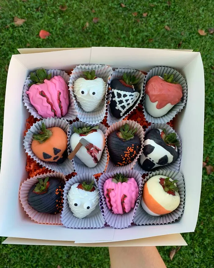 Fresas cubiertas de chocolate con temática de Halloween