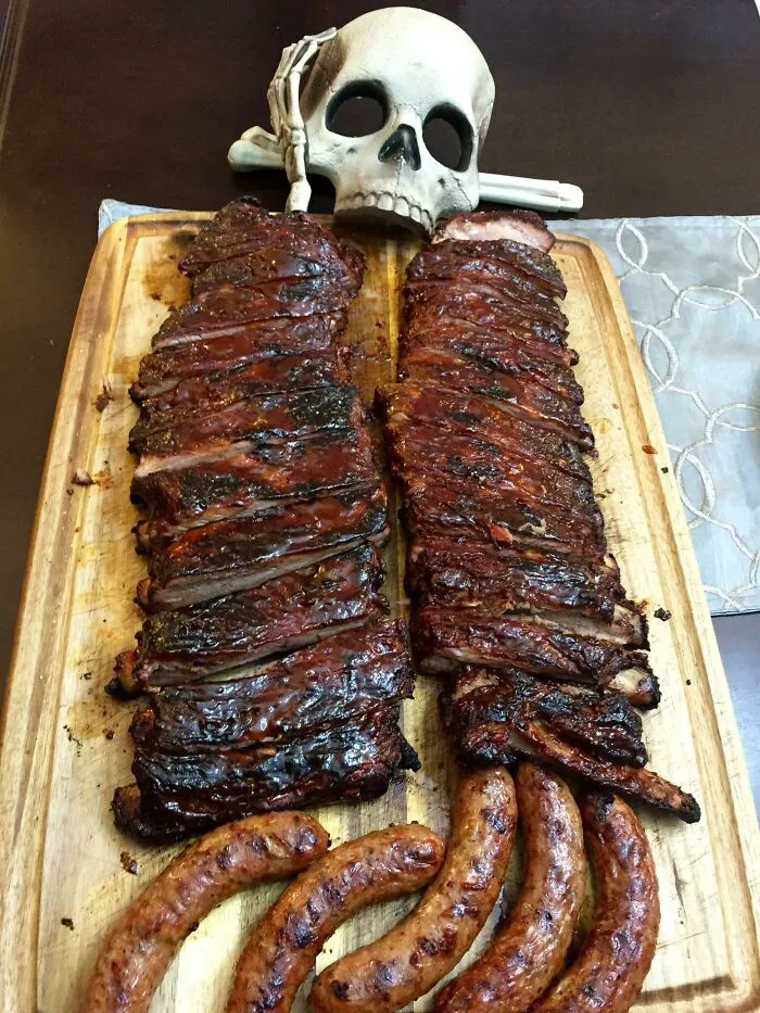 Costillas ahumadas y salchichas, al estilo de Halloween