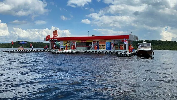 Una gasolinera en medio del río, Brasil 