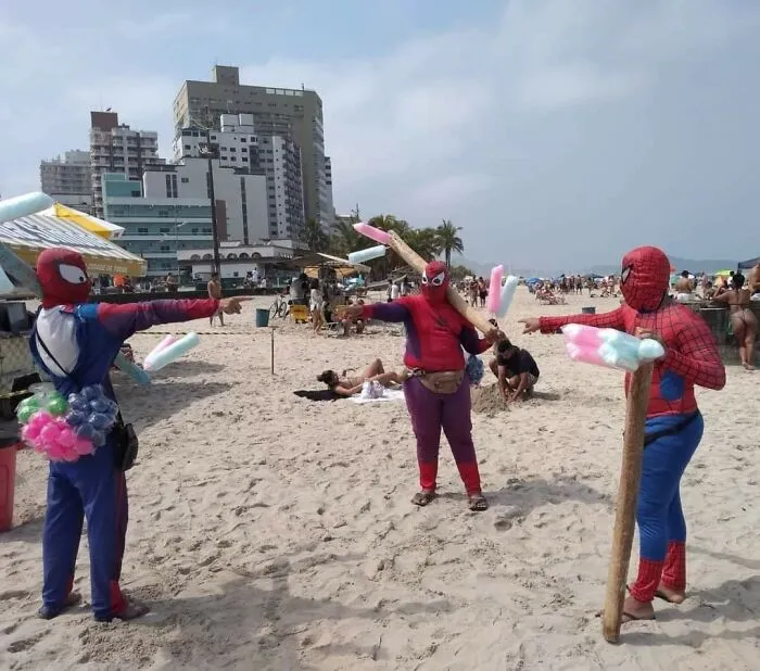 Vendedores de algodón de azúcar en la playa 