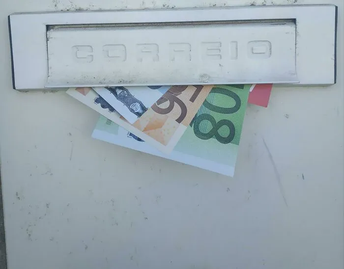 Por favor, dejen de usar dinero falso como publicidad