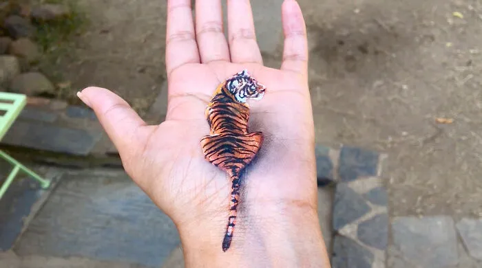 I Create Temporary 3D Paintings On My Left Hand (22 Pics)