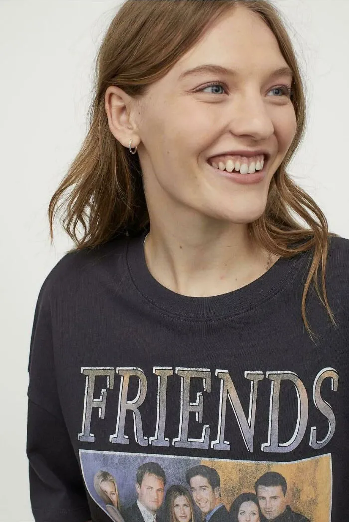 Encontré esta modelo con dientes normales (no todo el mundo tiene los dientes perfectamente alineados) en una aplicación de una marca de ropa