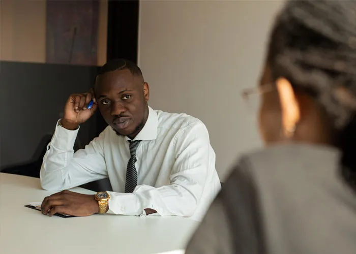 20 Personas que se marcharon de entrevistas de trabajo comparten por qué lo hicieron