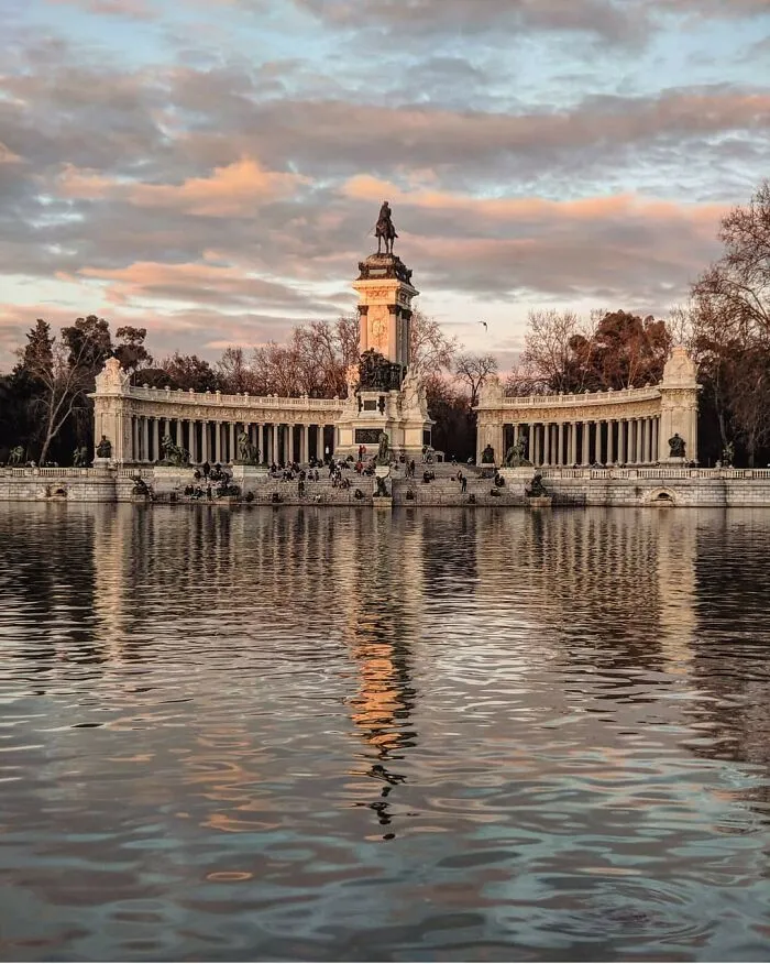 I Discover Hidden Parallel Worlds In Puddles And Other Reflections On My Smartphone (30 Pics)