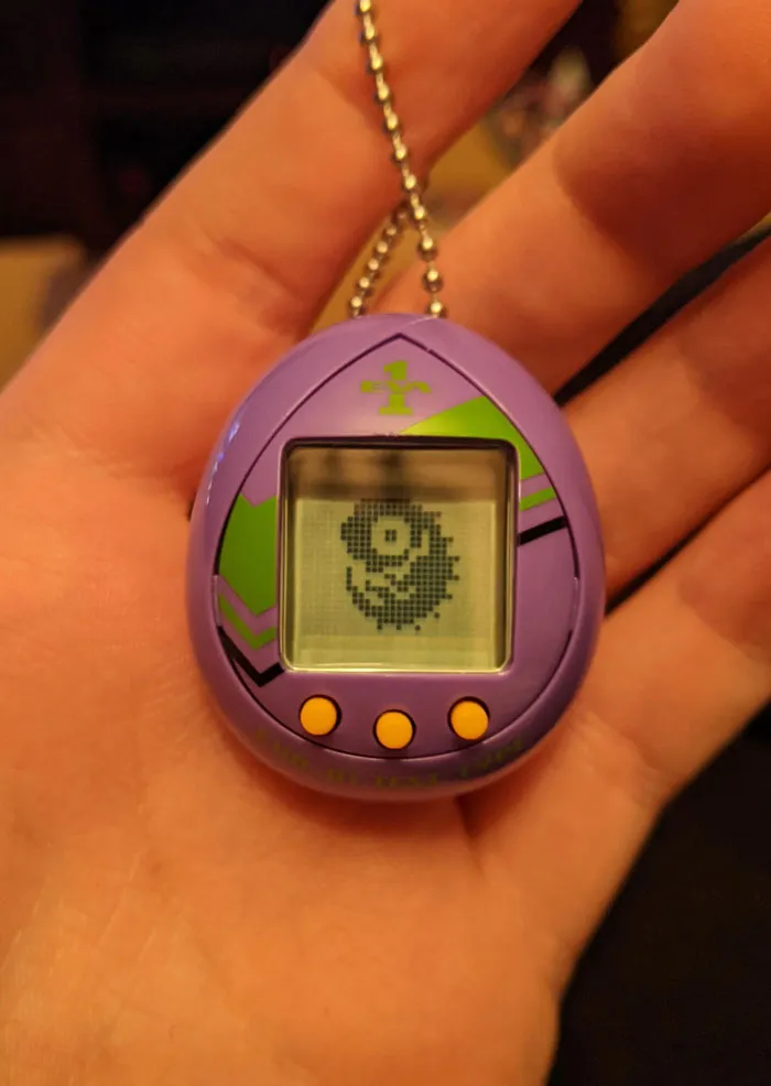 Mi novia me ha regalado un tamagotchi de Evangelion y estoy emocionado