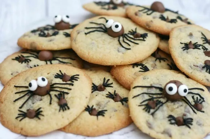 Estas galletas de araña para Halloween son muy divertidas y sencillas de hacer para los niños