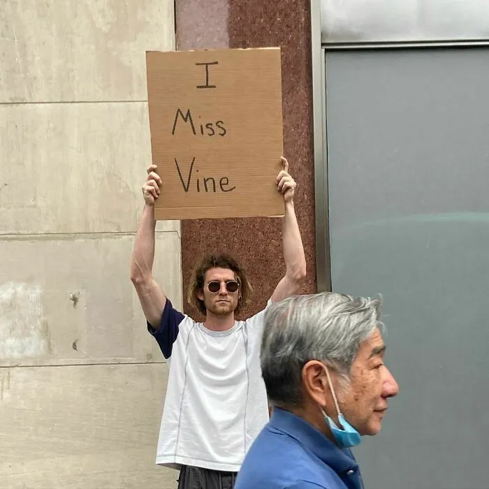 Este tipo no deja de protestar contra cosas molestas cotidianas con divertidos carteles (20 fotos nuevas)