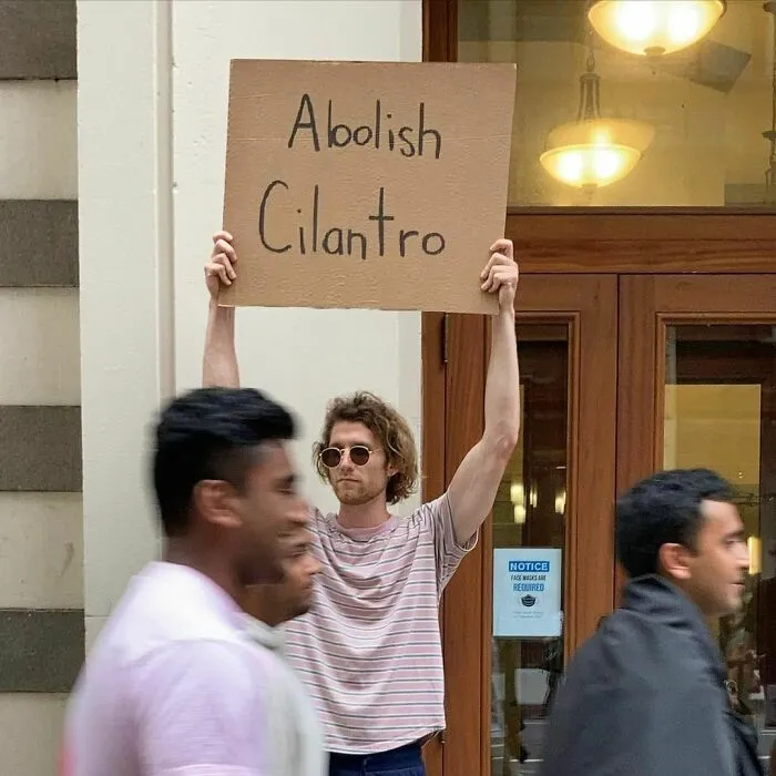 Este tipo no deja de protestar contra cosas molestas cotidianas con divertidos carteles (20 fotos nuevas)