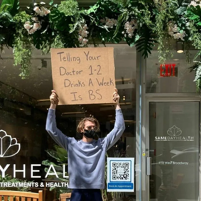 Este tipo no deja de protestar contra cosas molestas cotidianas con divertidos carteles (20 fotos nuevas)