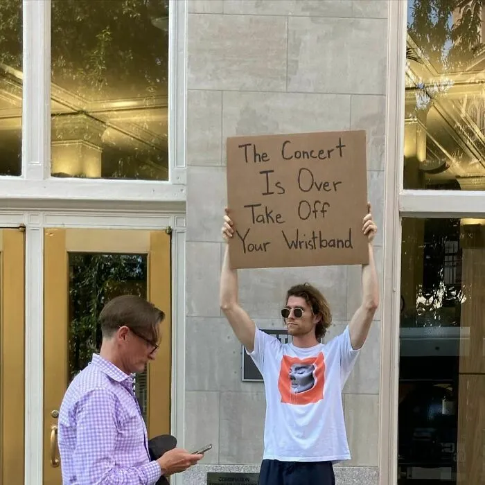 Este tipo no deja de protestar contra cosas molestas cotidianas con divertidos carteles (20 fotos nuevas)