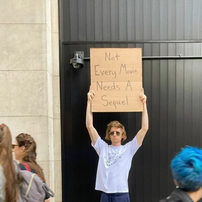 Este tipo no deja de protestar contra cosas molestas cotidianas con divertidos carteles (20 fotos nuevas)