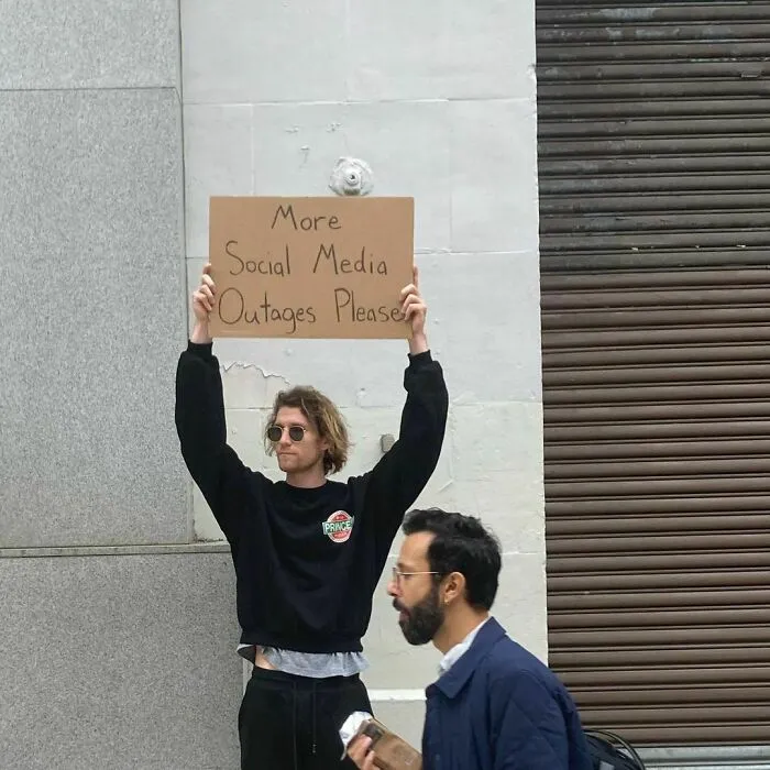 Este tipo no deja de protestar contra cosas molestas cotidianas con divertidos carteles (20 fotos nuevas)