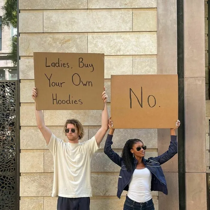 Este tipo no deja de protestar contra cosas molestas cotidianas con divertidos carteles (20 fotos nuevas)