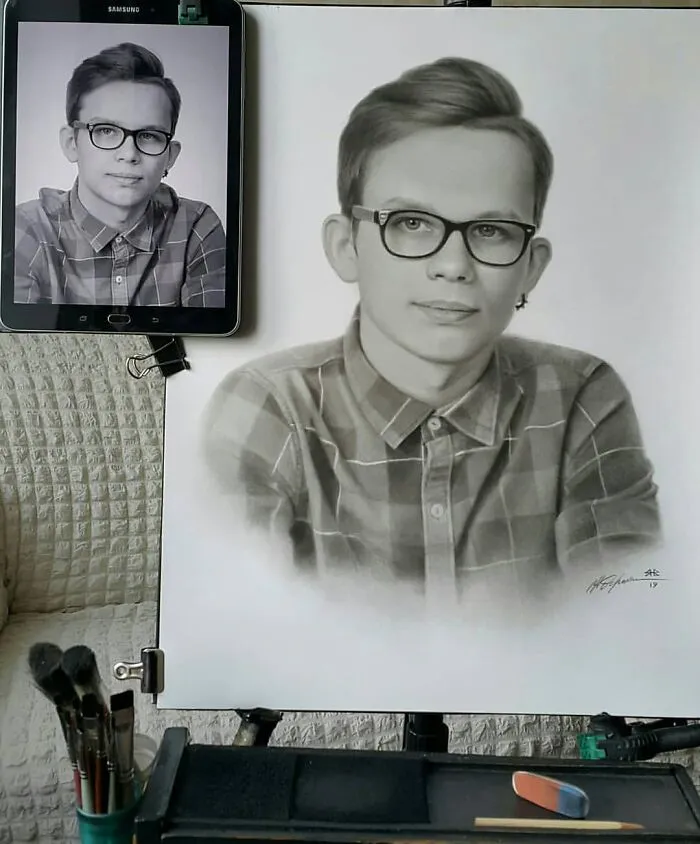 This Russian Street Artist Draws Photorealistic Live Portraits And Each One Takes Up To An Hour (102 New Pics)