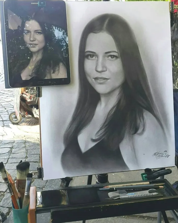 This Russian Street Artist Draws Photorealistic Live Portraits And Each One Takes Up To An Hour (102 New Pics)