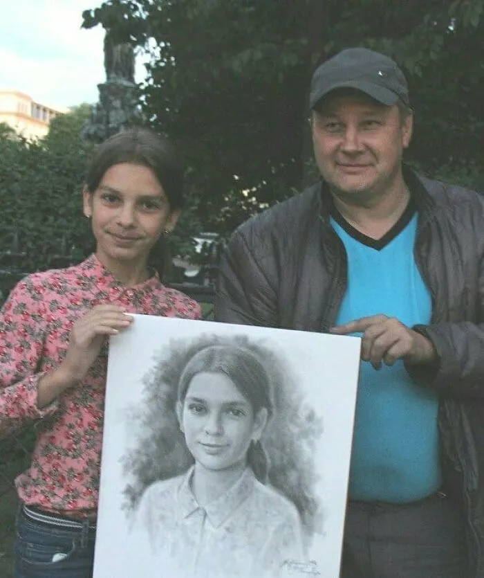 This Russian Street Artist Draws Photorealistic Live Portraits And Each One Takes Up To An Hour (102 New Pics)