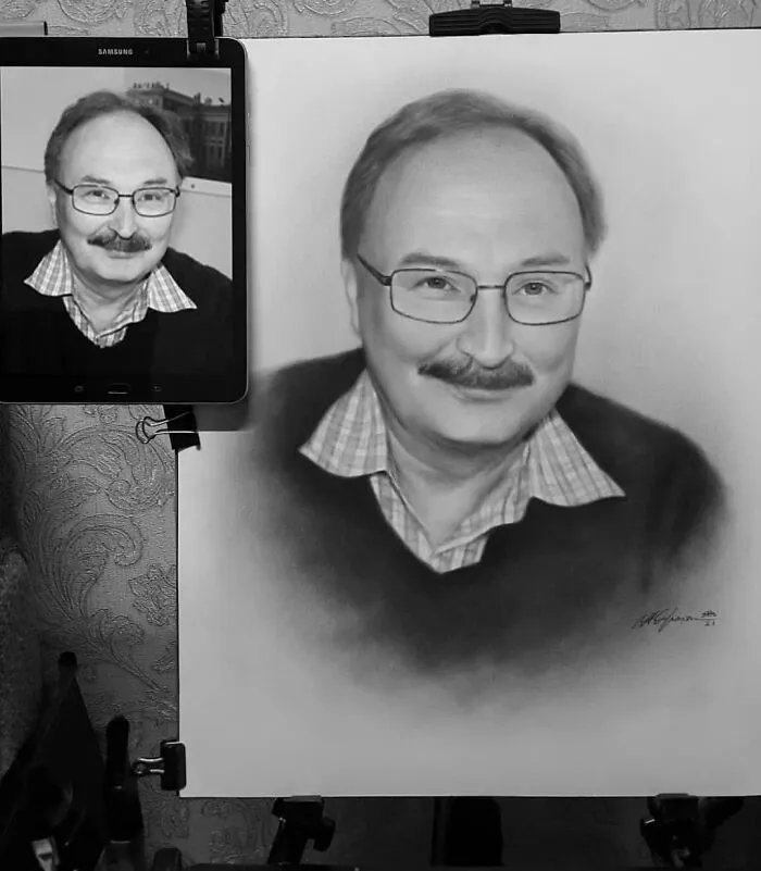 This Russian Street Artist Draws Photorealistic Live Portraits And Each One Takes Up To An Hour (102 New Pics)