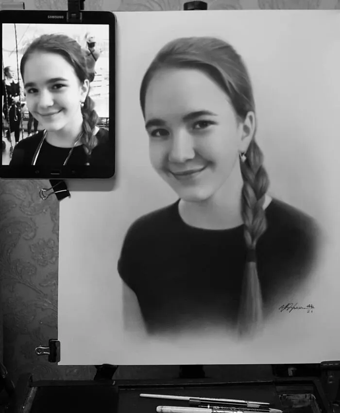 This Russian Street Artist Draws Photorealistic Live Portraits And Each One Takes Up To An Hour (102 New Pics)