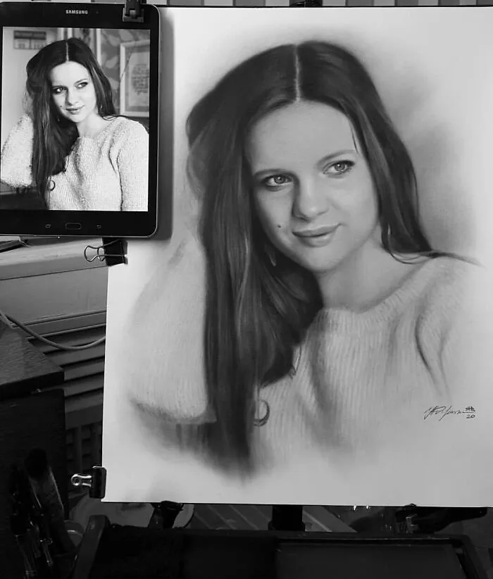 This Russian Street Artist Draws Photorealistic Live Portraits And Each One Takes Up To An Hour (102 New Pics)