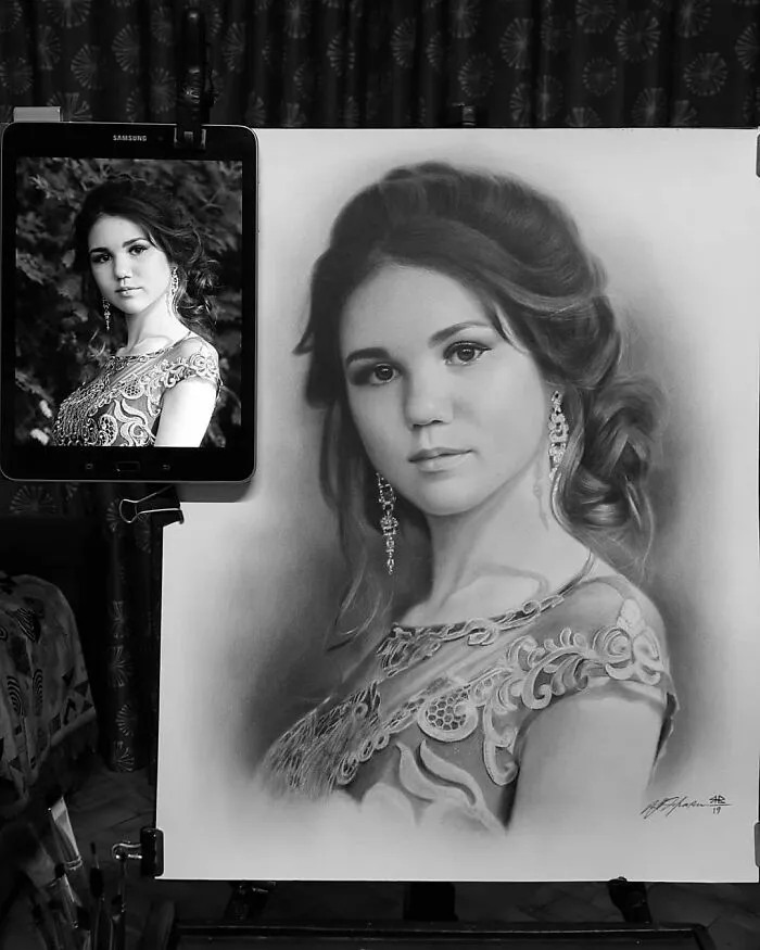 This Russian Street Artist Draws Photorealistic Live Portraits And Each One Takes Up To An Hour (102 New Pics)