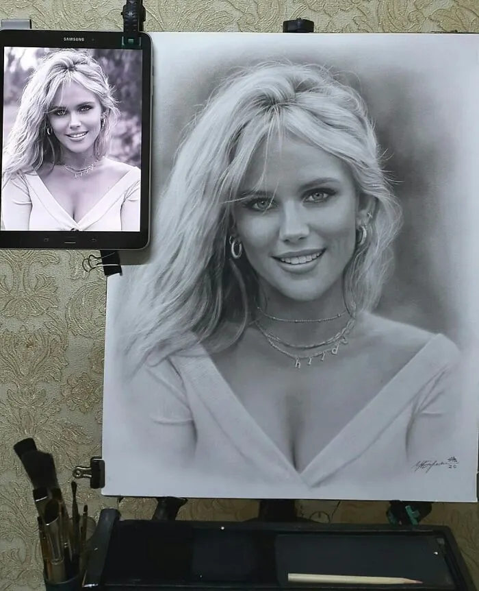 This Russian Street Artist Draws Photorealistic Live Portraits And Each One Takes Up To An Hour (102 New Pics)