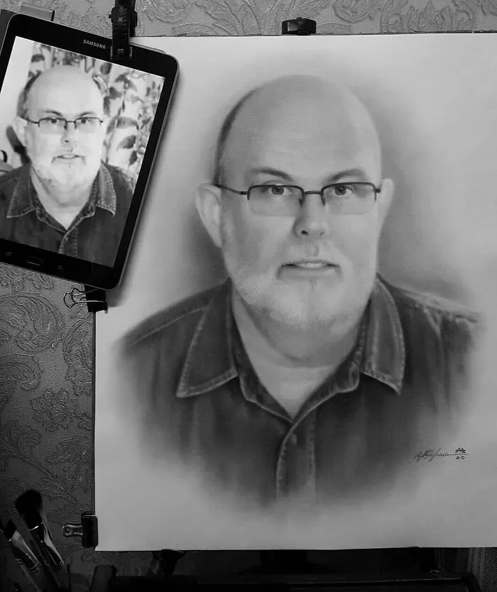 This Russian Street Artist Draws Photorealistic Live Portraits And Each One Takes Up To An Hour (102 New Pics)
